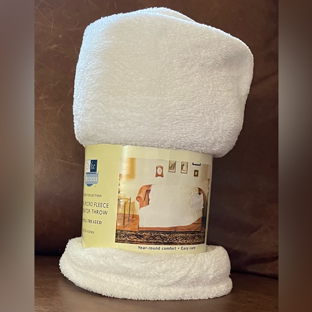 DUKE STEVENS Micro Fleece Throw. White 50" X 60" New